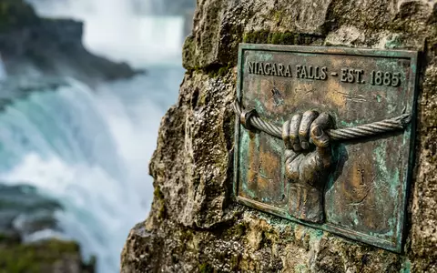 Extreme Makroaufnahme eines Materialdetails am Wahrzeichen Niagara-Fälle in Niagara Falls USA/Kanada, taktile Struktur und weiches - Foto: THN