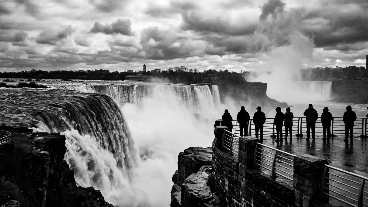 Schwarzweiss-Reportage vom Wahrzeichen Niagara-Fälle in Niagara Falls, USA/Kanada