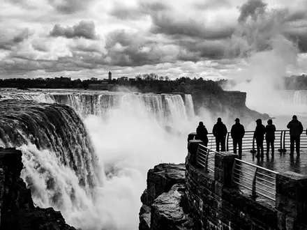 Schwarzweiss-Reportagebild vom Wahrzeichen Niagara-Fälle in Niagara Falls USA/Kanada, dokumentarische Reisefotografie mit starken Kontrasten - Foto: THN
