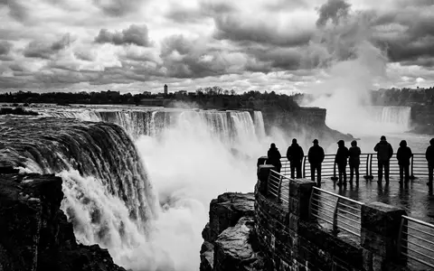 Schwarzweiss-Reportagebild vom Wahrzeichen Niagara-Fälle in Niagara Falls USA/Kanada, dokumentarische Reisefotografie mit starken Kontrasten - Foto: THN