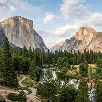 Editorialbild im Reisemagazin-Stil vom Wahrzeichen Yosemite-Nationalpark in Yosemite Valley USA, ausgewogene Bildgestaltung und natuerliches Umgebungslicht - Foto: THN