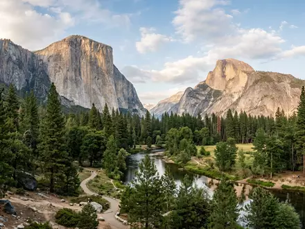 Editorialbild im Reisemagazin-Stil vom Wahrzeichen Yosemite-Nationalpark in Yosemite Valley USA, ausgewogene Bildgestaltung und natuerliches Umgebungslicht - Foto: THN