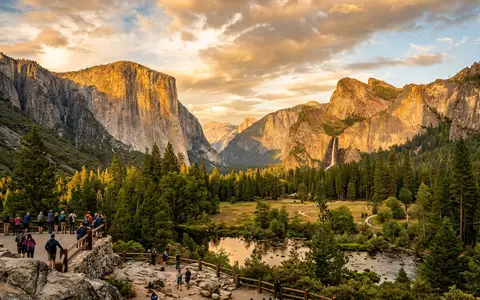 Fotorealistische Panoramaaufnahme von Yosemite-Nationalpark in Yosemite Valley USA, warmes Abendlicht auf Wahrzeichen - Foto: THN