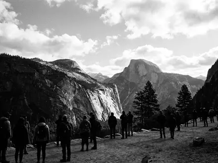 Schwarzweiss-Reportagebild vom Wahrzeichen Yosemite-Nationalpark in Yosemite Valley USA, dokumentarische Reisefotografie mit starken Kontrasten - Foto: THN