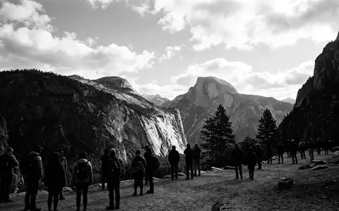 Schwarzweiss-Reportagebild vom Wahrzeichen Yosemite-Nationalpark in Yosemite Valley USA, dokumentarische Reisefotografie mit starken Kontrasten - Foto: THN