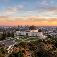 Fotorealistische Panoramaaufnahme von Griffith Observatory in Los Angeles USA, warmes Abendlicht auf Wahrzeichen - Foto: THN