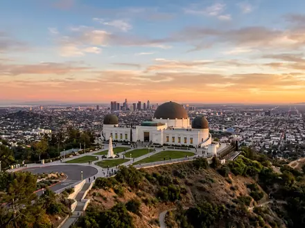 Fotorealistische Panoramaaufnahme von Griffith Observatory in Los Angeles USA, warmes Abendlicht auf Wahrzeichen - Foto: THN