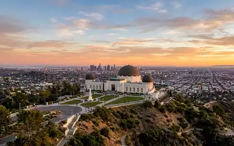 Fotorealistische Panoramaaufnahme von Griffith Observatory in Los Angeles USA, warmes Abendlicht auf Wahrzeichen - Foto: THN