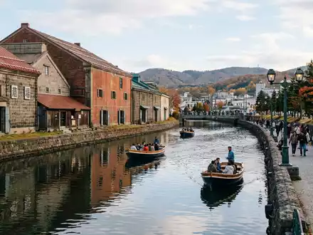 Editorialbild im Reisemagazin-Stil vom Wahrzeichen Otaru-Kanal in Otaru Japan, ausgewogene Bildgestaltung und natuerliches Umgebungslicht - Foto: THN