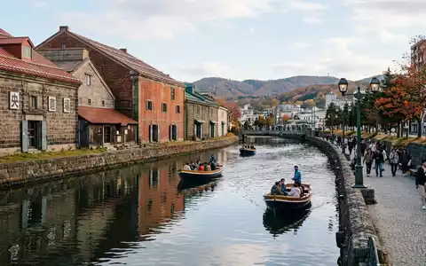 Editorialbild im Reisemagazin-Stil vom Wahrzeichen Otaru-Kanal in Otaru Japan, ausgewogene Bildgestaltung und natuerliches Umgebungslicht - Foto: THN