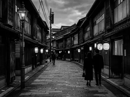 Schwarzweiss-Reportagebild vom Wahrzeichen Higashi Chaya District in Kanazawa Japan, dokumentarische Reisefotografie mit starken Kontrasten - Foto: THN
