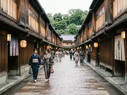 Editorialbild im Reisemagazin-Stil vom Wahrzeichen Higashi Chaya District in Kanazawa Japan, ausgewogene Bildgestaltung und natuerliches - Foto: THN