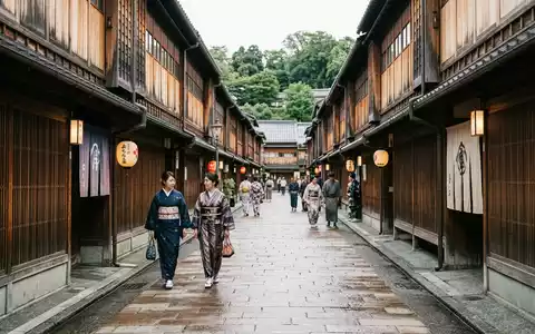 Editorialbild im Reisemagazin-Stil vom Wahrzeichen Higashi Chaya District in Kanazawa Japan, ausgewogene Bildgestaltung und natuerliches - Foto: THN