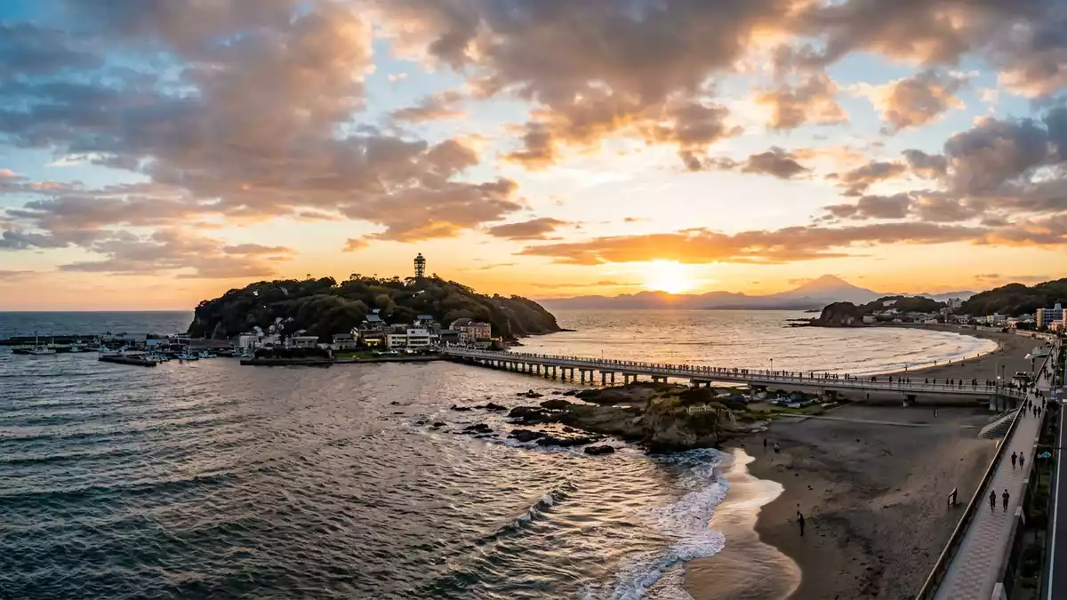 Fotorealistische Ansicht von Enoshima in Fujisawa, Japan im Abendlicht