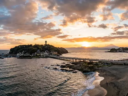 Fotorealistische Panoramaaufnahme von Enoshima in Fujisawa Japan, warmes Abendlicht auf Wahrzeichen im Reisemotiv - Foto: THN