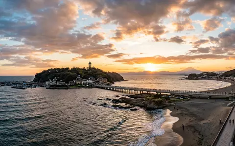 Fotorealistische Panoramaaufnahme von Enoshima in Fujisawa Japan, warmes Abendlicht auf Wahrzeichen im Reisemotiv - Foto: THN