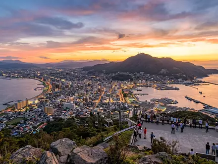 Fotorealistische Panoramaaufnahme von Nachtblick Hakodate in Hakodate Japan, warmes Abendlicht auf Wahrzeichen - Foto: THN