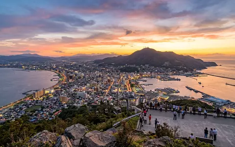 Fotorealistische Panoramaaufnahme von Nachtblick Hakodate in Hakodate Japan, warmes Abendlicht auf Wahrzeichen - Foto: THN