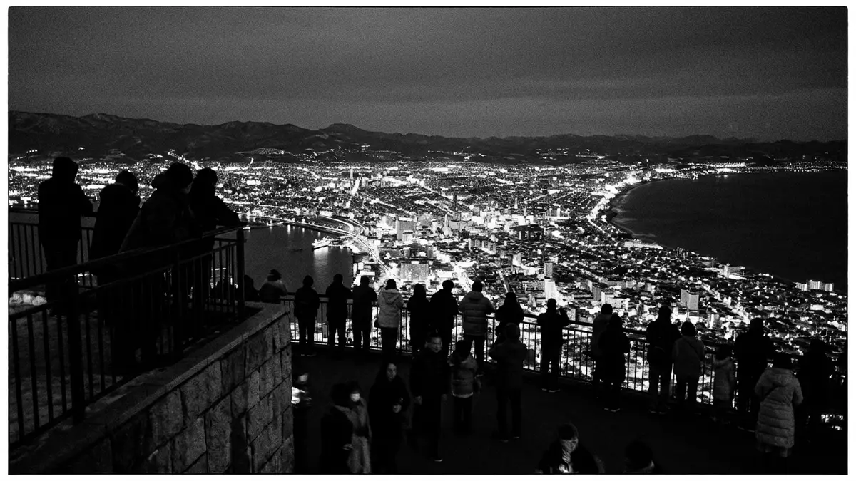 Schwarzweiss-Reportage vom Wahrzeichen Nachtblick Hakodate in Hakodate, Japan
