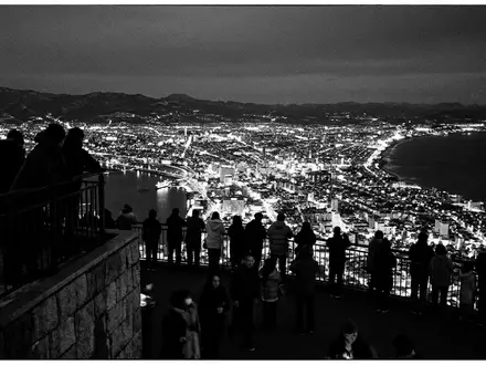 Schwarzweiss-Reportagebild vom Wahrzeichen Nachtblick Hakodate in Hakodate Japan, dokumentarische Reisefotografie mit starken Kontrasten - Foto: THN