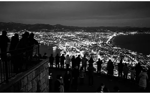 Schwarzweiss-Reportagebild vom Wahrzeichen Nachtblick Hakodate in Hakodate Japan, dokumentarische Reisefotografie mit starken Kontrasten - Foto: THN