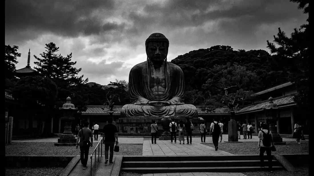 Schwarzweiss-Reportage vom Wahrzeichen Grosser Buddha von Kamakura in Kamakura, Japan