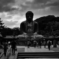 Schwarzweiss-Reportagebild vom Wahrzeichen Grosser Buddha von Kamakura in Kamakura Japan, dokumentarische Reisefotografie mit starken Kontrasten - Foto: THN