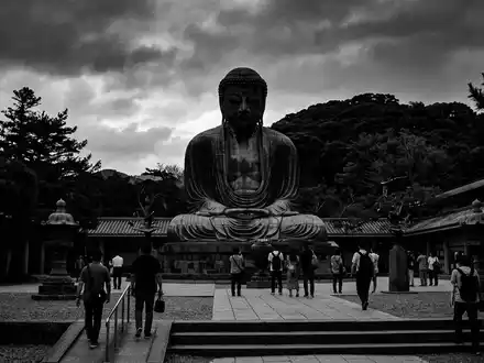 Schwarzweiss-Reportagebild vom Wahrzeichen Grosser Buddha von Kamakura in Kamakura Japan, dokumentarische Reisefotografie mit starken Kontrasten - Foto: THN