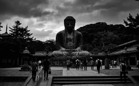 Schwarzweiss-Reportagebild vom Wahrzeichen Grosser Buddha von Kamakura in Kamakura Japan, dokumentarische Reisefotografie mit starken Kontrasten - Foto: THN