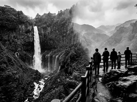 Schwarzweiss-Reportagebild vom Wahrzeichen Kegon-Fall Nikko in Nikko Japan, dokumentarische Reisefotografie mit starken Kontrasten - Foto: THN