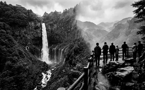 Schwarzweiss-Reportagebild vom Wahrzeichen Kegon-Fall Nikko in Nikko Japan, dokumentarische Reisefotografie mit starken Kontrasten - Foto: THN