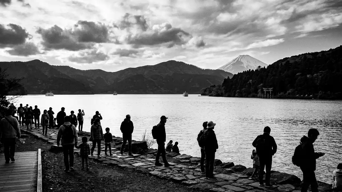 Schwarzweiss-Reportage vom Wahrzeichen Ashi-See in Hakone, Japan