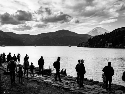 Schwarzweiss-Reportagebild vom Wahrzeichen Ashi-See in Hakone Japan, dokumentarische Reisefotografie mit starken Kontrasten - Foto: THN