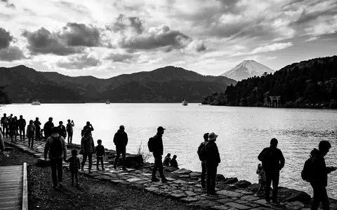 Schwarzweiss-Reportagebild vom Wahrzeichen Ashi-See in Hakone Japan, dokumentarische Reisefotografie mit starken Kontrasten - Foto: THN