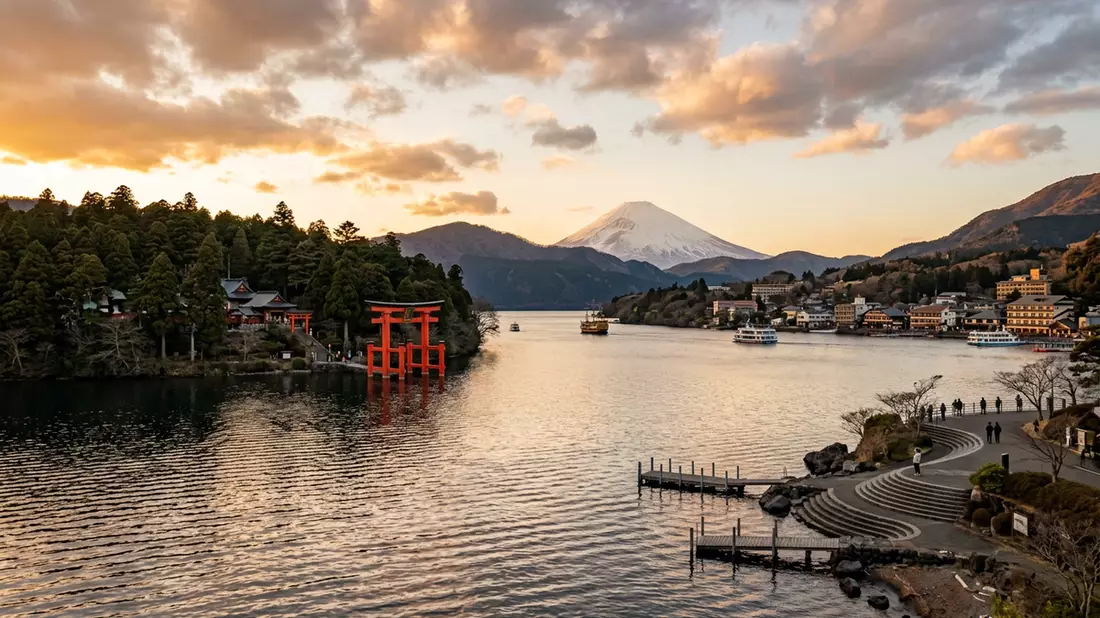 Fotorealistische Ansicht von Ashi-See in Hakone, Japan im Abendlicht