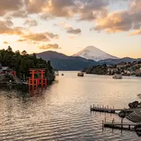 Fotorealistische Panoramaaufnahme von Ashi-See in Hakone Japan, warmes Abendlicht auf Wahrzeichen im Reisemotiv - Foto: THN