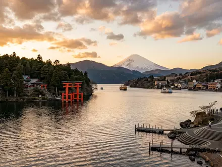 Fotorealistische Panoramaaufnahme von Ashi-See in Hakone Japan, warmes Abendlicht auf Wahrzeichen im Reisemotiv - Foto: THN