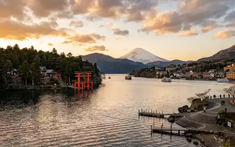 Fotorealistische Panoramaaufnahme von Ashi-See in Hakone Japan, warmes Abendlicht auf Wahrzeichen im Reisemotiv - Foto: THN