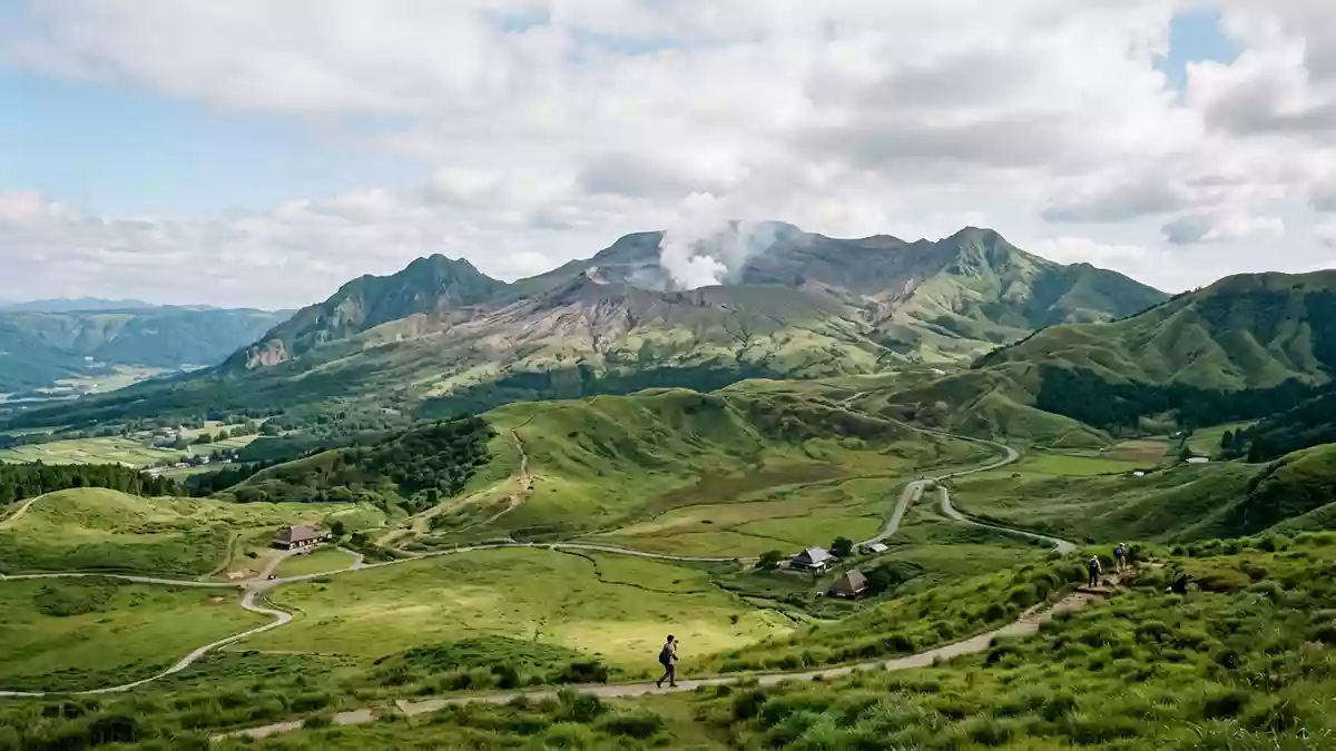 Editorial-Reisemagazinbild vom Wahrzeichen Vulkan Aso in Aso, Japan