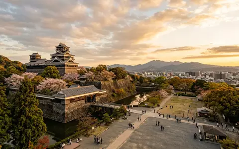 Fotorealistische Panoramaaufnahme von Burg Kumamoto in Kumamoto Japan, warmes Abendlicht auf Wahrzeichen - Foto: THN