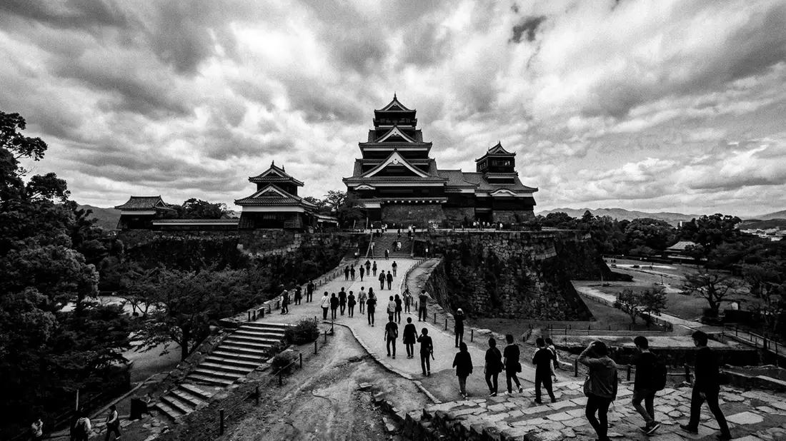 Schwarzweiss-Reportage vom Wahrzeichen Burg Kumamoto in Kumamoto, Japan