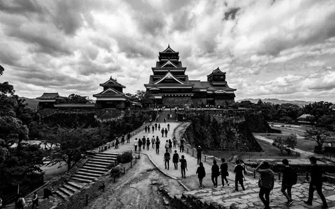 Schwarzweiss-Reportagebild vom Wahrzeichen Burg Kumamoto in Kumamoto Japan, dokumentarische Reisefotografie mit starken Kontrasten - Foto: THN