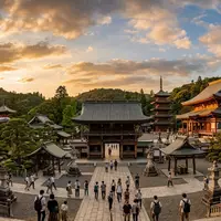 Fotorealistische Panoramaaufnahme von Narita-san Shinsho-ji in Narita Japan, warmes Abendlicht auf Wahrzeichen - Foto: THN