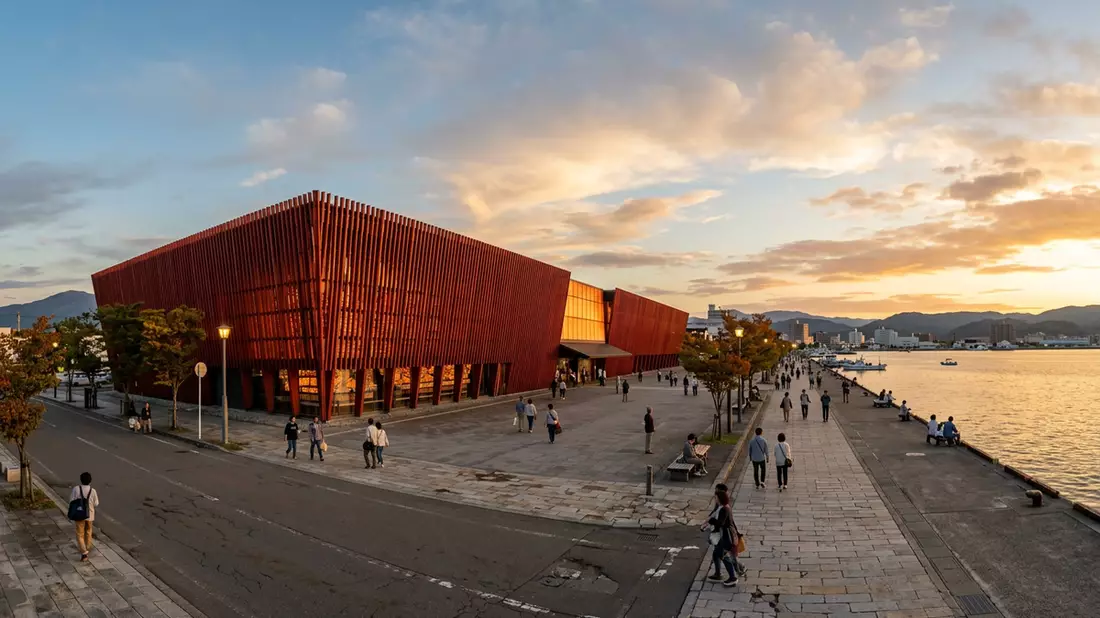 Fotorealistische Ansicht von Nebuta Museum Aomori in Aomori, Japan im Abendlicht