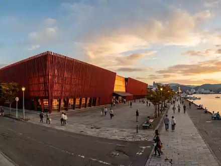 Fotorealistische Panoramaaufnahme von Nebuta Museum Aomori in Aomori Japan, warmes Abendlicht auf Wahrzeichen - Foto: THN