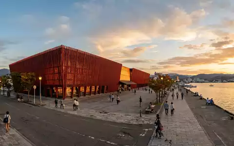 Fotorealistische Panoramaaufnahme von Nebuta Museum Aomori in Aomori Japan, warmes Abendlicht auf Wahrzeichen - Foto: THN