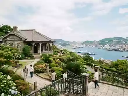 Editorialbild im Reisemagazin-Stil vom Wahrzeichen Glover Garden Nagasaki in Nagasaki Japan, ausgewogene Bildgestaltung und natuerliches - Foto: THN