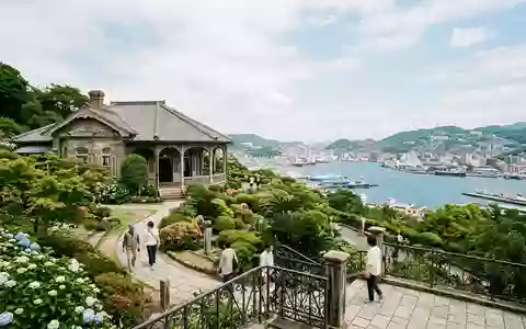 Editorialbild im Reisemagazin-Stil vom Wahrzeichen Glover Garden Nagasaki in Nagasaki Japan, ausgewogene Bildgestaltung und natuerliches - Foto: THN