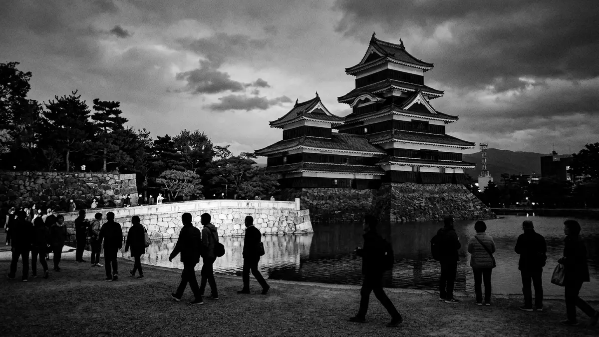 Schwarzweiss-Reportage vom Wahrzeichen Burg Matsumoto in Matsumoto, Japan