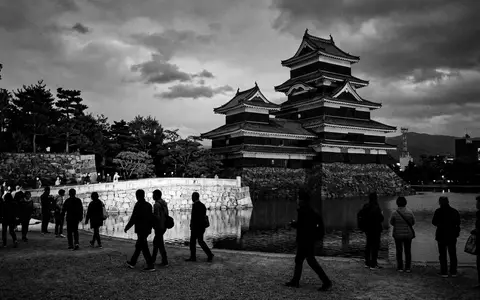 Schwarzweiss-Reportagebild vom Wahrzeichen Burg Matsumoto in Matsumoto Japan, dokumentarische Reisefotografie mit starken Kontrasten - Foto: THN